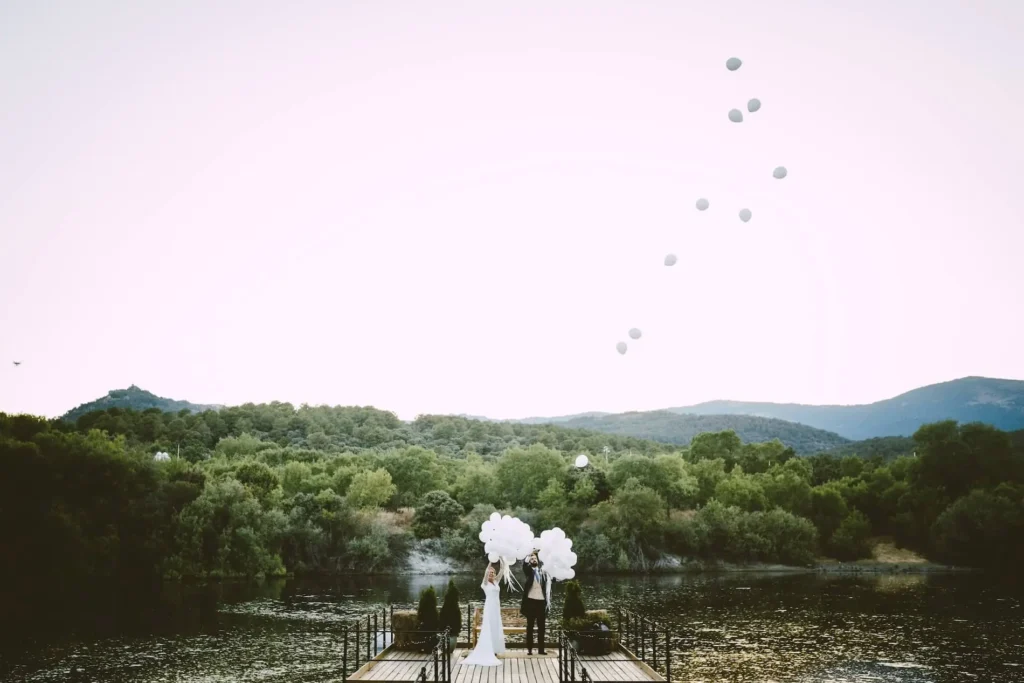 Boda novios echando a volar globos