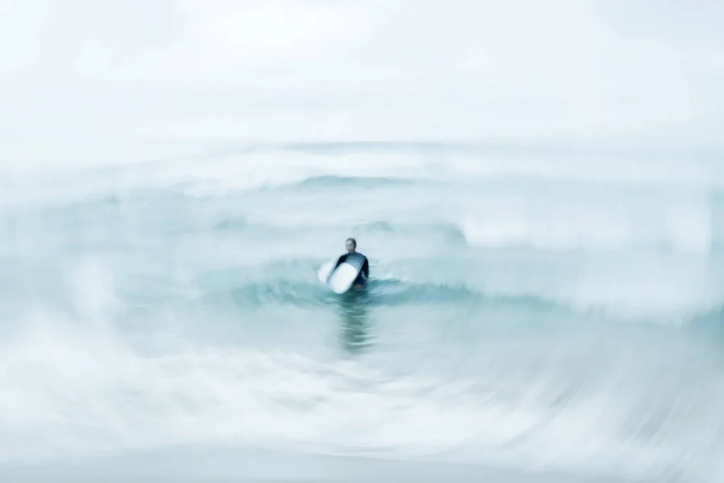 Persona con tabla surf